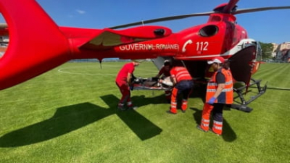 Persoană atacată și mușcată de urs, în Covasna. S-a intervenit cu elicopterul SMURD pentru a-i salva viața victimei