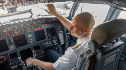 Companiile aeriene cer ca piloții să se poată pensiona doar la 67 de ani. Sindicatele reclamă problemele cu siguranța zborurilor