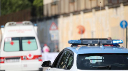 Un bărbat care a vrut să se sinucidă s-a aruncat de la etaj și a căzut peste o femeie pe care a ucis-o. El este în spital