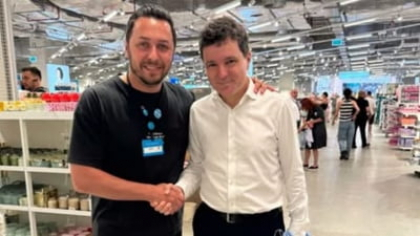Nicușor Dan, sesiune de shopping cu fiica sa Aheea într-un cunoscut magazin. Președintele a făcut o fotografie cu managerul locației