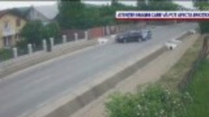 Imagini șocante cu impactul violent dintre două mașini, în Iași. Unde a ajuns autoturismul lovit