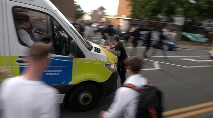 Confruntări violente în sud-estul Angliei între polițiști și protestatari anti-imigrație. Momentul în care un manifestant este lovit de o dubă de poliție