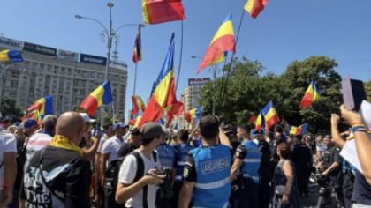 Zeci de amenzi, dosare penale și trei persoane reținute după protestul pro Georgescu. Printre reținuți se află și un avocat, care ar fi lovit un jandarm