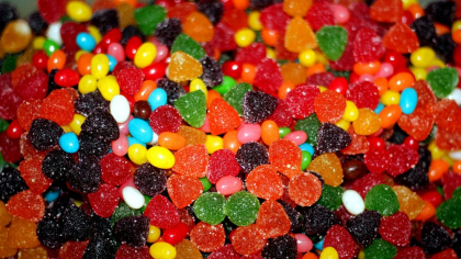 Anglia: Bărbat de 33 de ani, internat de urgență după ce a mâncat 3 kilograme de jeleuri Haribo cu aromă de Coca-Cola