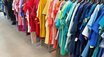 Un bărbat care și-a cumpărat o haină dintr-un magazin second-hand a găsit un obiect extrem de valoros în buzunar