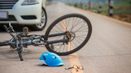 O șoferiță băută a omorât cu BMW-ul un biciclist care mergea la muncă. Judecătoria Brăila i-a dat 2 ani și 8 luni cu suspendare: „E tânără”