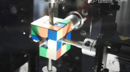 Patru studenți au intrat în Cartea Recordurilor cu cel mai rapid robot capabil să rezolve Cubul Rubik: "Este mai rapid decât o clipire"