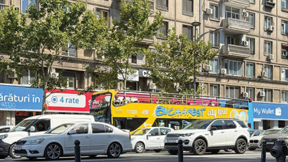 Un turist străin va plăti de două ori mai puţin pe o cursă cu autobuzul turistic din Bucureşti, abia reintrat pe traseu, decât în alte capitale din regiune