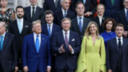Nicușor Dan, lângă Donald Trump la poza de grup de la summitul NATO de la Haga. Primele discuții purtate în Țările de Jos