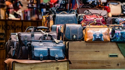 O femeie a cumpărat o geantă mototolită de la second hand cu o nimica toată. Apoi a descoperit uluită cât valora
