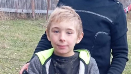 Copil de şapte ani, căutat cu drone şi un elicopter după ce a dispărut în pădurea din Bicaz-Chei