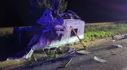 Un mort și cinci răniți după ce un microbuz și un autocar s-au izbit pe E85/DN2. Pompierii au activat Planul Roșu de Intervenție