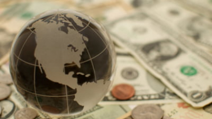 Se întâmplă și la case mai mari. Cum au rămas SUA fără ratingul de top pentru investiții și ce efecte se vor vedea pentru dolar și în economia UE