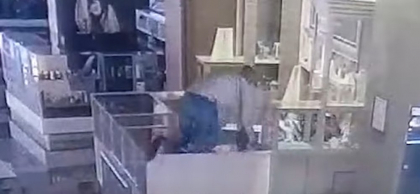 Momentul jafului de la o bijuterie din Timișoara. Un bărbat a sărit peste vitrine și a atacat-o fără milă pe vânzătoare