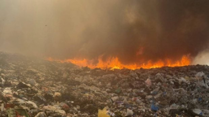 Autorităţile din Dâmboviţa vor să declare stare de alertă. Focul arde de 20 de ore la groapa de gunoi de la Aninoasa