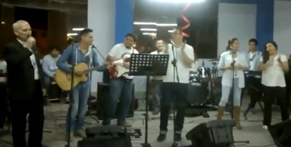 Un videoclip cu Papa Leon al XIV-lea cântând la o petrecere de Crăciun face înconjurul lumii