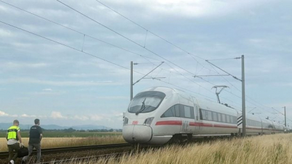Un tânăr sirian a atacat și rănit 4 oameni cu un ciocan și un topor, într-un tren din Germania. A fost apoi bătut de pasageri