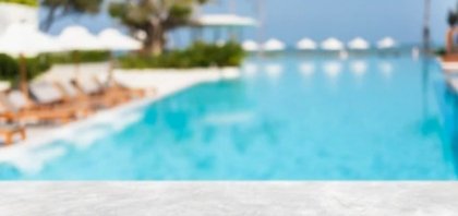 Un pensionar și-a construit o piscină în curte. Cât trebuie să plătească cei care vor să înoate acolo