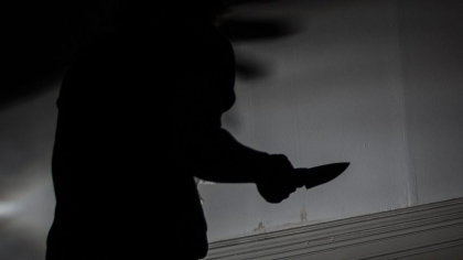 O femeie a fost înjunghiată de soț. Fiul celor doi și-a găsit mama într-o baltă de sânge