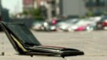 Ce a pățit o fată după ce a găsit un portofel cu 6.000 de lei în parcarea unui magazin. Când l-a predat, nu lipsea niciun leu