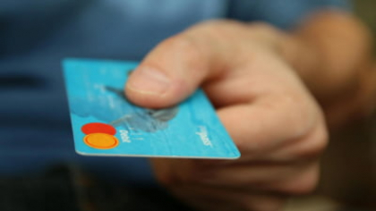 Tânăr reținut după ce a furat 4.000 de euro de la un vânzător din Gorj. Cum a reușit să-i fure datele cardului bancar
