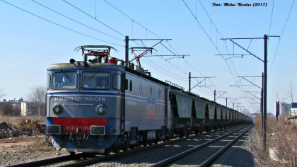 Autoutilitară lovită de tren în Hunedoara. Trei persoane au ajuns la spital, iar circulația feroviară a fost oprită