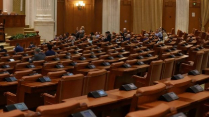 Moțiunea AUR împotriva Guvernului Bolojan se votează și dezbate astăzi: opoziția nu are voturile necesare