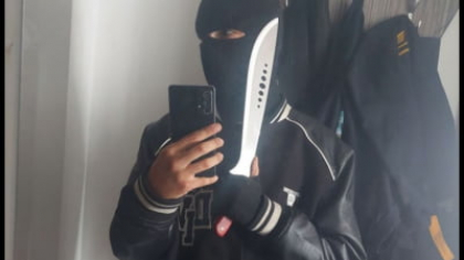 Cine este tânărul care s-a filmat agresând un livrator străin. Promova simboluri fasciste și naziste pe Facebook VIDEO