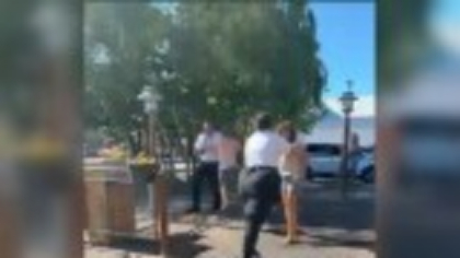 Momentul în care un angajat McDonald’s lovește un client peste față în timpul unei bătăi. VIDEO