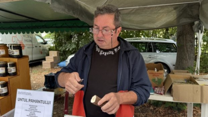 „O să ardă, dar nu vă speriați”. Printre rădăcini și plante medicinale, un prahovean duce mai departe secretele naturii, vindecând suferințe cu leacuri miraculoase