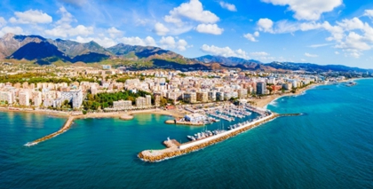 Spania introduce un val de interdicții pentru turiști. Ce amendă riști dacă bei alcool pe plajă