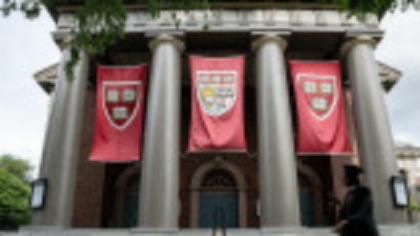 Un judecător american blochează planul lui Donald Trump de a închide porţile Harvard pentru studenţii internaţionali