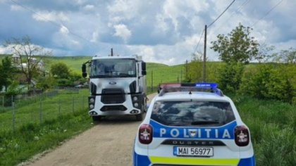 Un copil de 3 ani și o femeie au murit, după ce au căzut dintr-o căruță și au fost loviți de un camion
