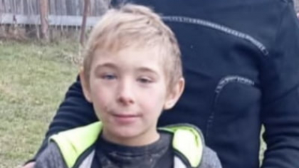 Final fericit în Neamț. Băiatul de 7 ani dispărut în pădure a fost găsit după 24 de ore de căutări VIDEO