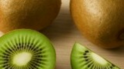 Kiwi – beneficii, proprietăți și calorii. Cum alegi fructul copt și cum se curăță ușor
