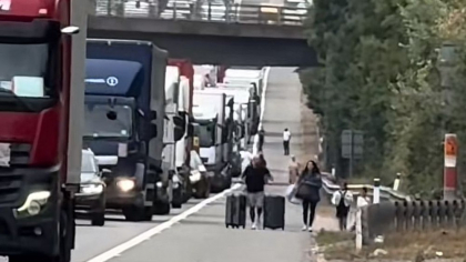 Un cuplu disperat, blocat în trafic, a mers pe marginea autostrăzii pentru a nu pierde avionul