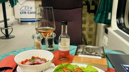 CFR Călători oferă un meniu diversificat în tren. Ce poți mânca la „bar-bistro” și la ce preț