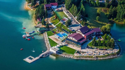 Tragedie după petrecerea din minivacanța de 1 mai. Un tânăr de 17 a murit după ce a căzut din barcă, în lacul Colibița