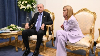 Moment bizar la summit-ul din Egipt: Erdogan a încercat s-o convingă pe Meloni să se lase de fumat. Macron: "Nicio șansă"