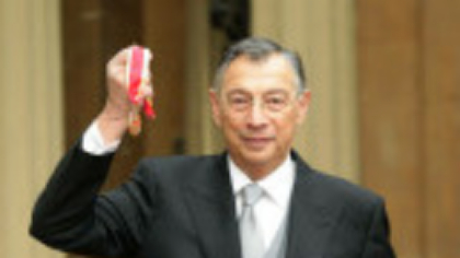 Românul care a schimbat fața Londrei, decorat de Ilie Bolojan cu „Steaua României”. Cine e Sir George Iacobescu
