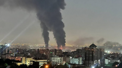 Explozii puternice la Teheran. Liderul suprem iranian avertizează: „Bătălia începe”. Trump cere „capitularea necondiționată” a Iranului