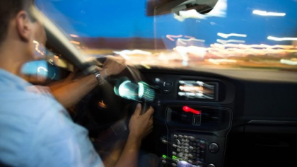 Un bărbat din Cernavodă a încercat să îşi ucidă fosta parteneră și a lovit-o cu mașina după ce a accelerat. El o ameninţase cu moartea de mai multe luni