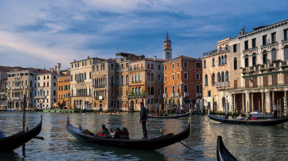 O româncă și iubitul britanic, expulzați din Veneția după ce au înotat în Canal Grande