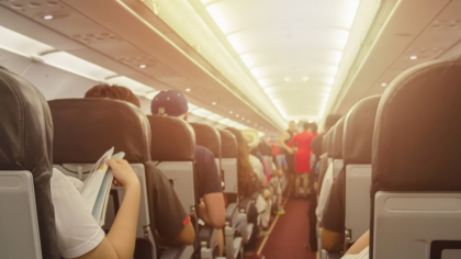 Agresiune sexuală la bordul unui avion Amsterdam–București: tânără pipăită în timp ce dormea