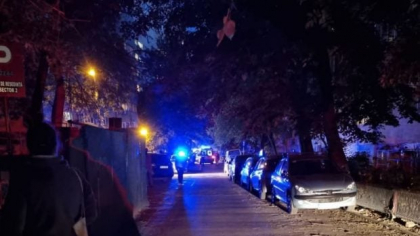 O fetiță de 7 ani și mama ei au căzut de la etajul 5 al unui bloc din București