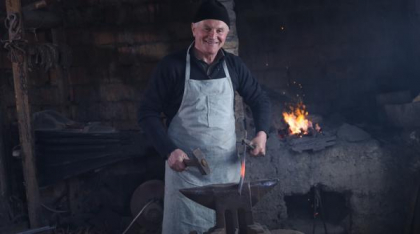 Cel mai cunoscut meșter fierar de pe Valea Șiului, Dumitru Trif, a fost declarat „Tezaur uman viu”. Are 57 de ani și bate fierul de 40