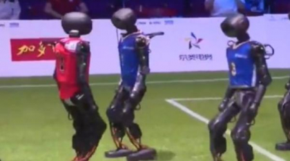 China a organizat primul meci de fotbal cu roboți umanoizi. Unii au fost scoși de pe teren pe targă