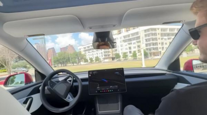 Imagini cu "robotaxiul" fără șofer al lui Elon Musk care merge pe contrasens și frânează fără motiv