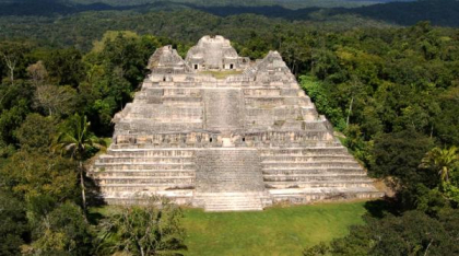 Descoperire arheologică valoroasă: Mormântul primului rege al unui oraș Maya, plin cu artefacte antice, a fost găsit în Belize