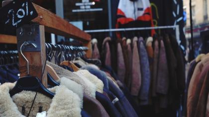 Ce a găsit un bărbat într-o geacă pe care a cumpărat-o dintr-un magazin second-hand: „Am luat-o cu 4 dolari”. Povestea lui a devenit virală